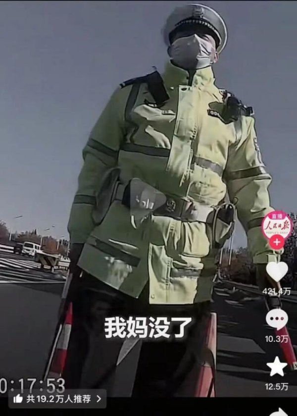 旭阳配资 男子骑车上禁行主路，被交警拦下崩溃痛哭：这么走不对，我妈没了